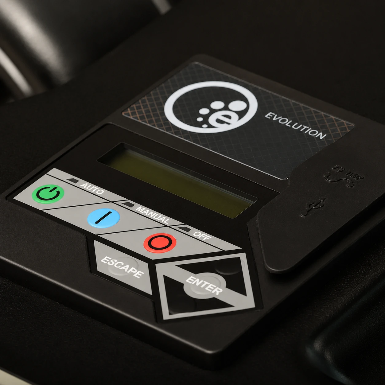 Panel Evolution Controller en la tapa del equipo, con el display y los botones AUTO, MANUAL y OFF